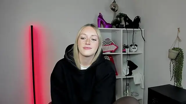 EvelynBlond webcam
