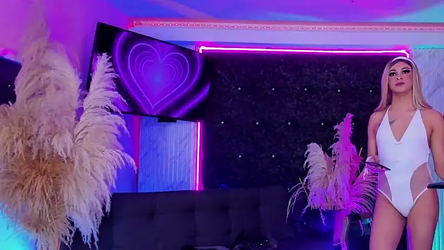 Queens_Wonders_Blonders webcam