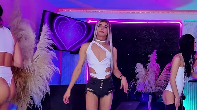 Queens_Wonders_Blonders webcam