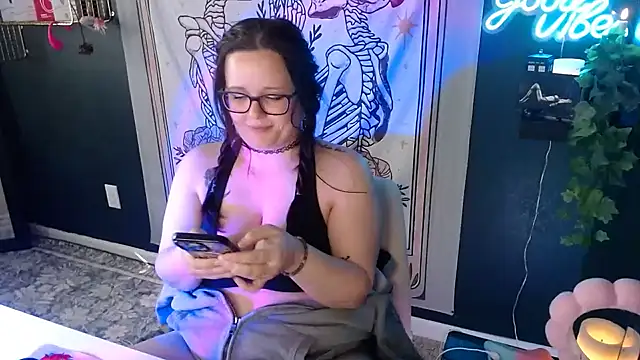 HazeyViolet333 webcam