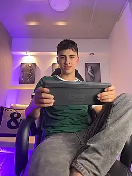 adrianrinaldi (M twink) - undress Adrian