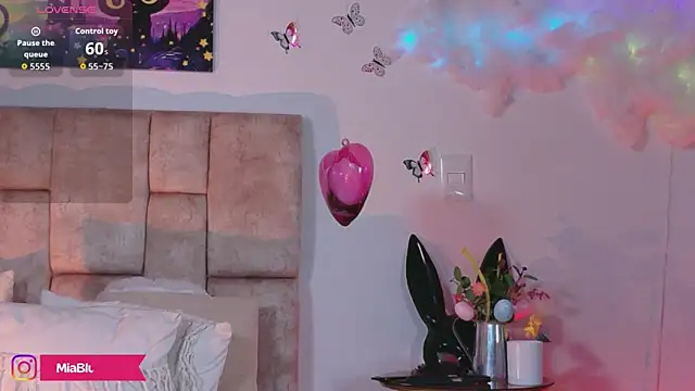 MiiaBlumm_ webcam