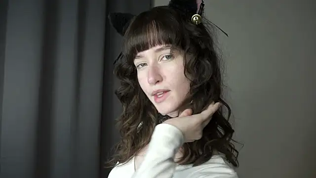 dellaleck (F teen) - Tease my belly close to camera