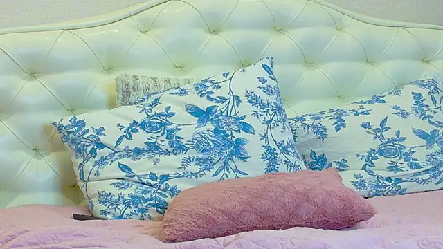 LadySweetWife webcam