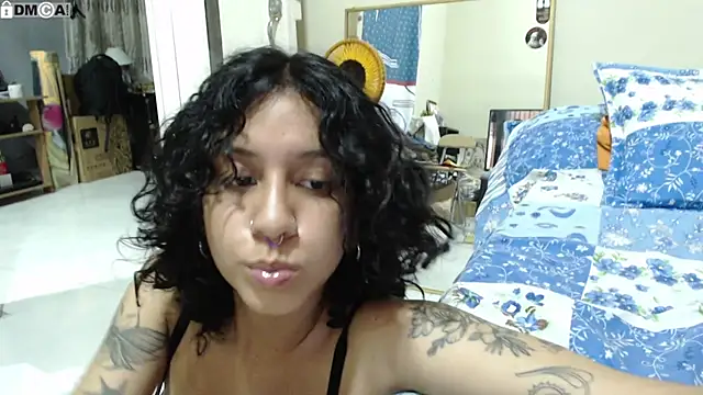 AlinaWoolf_ webcam