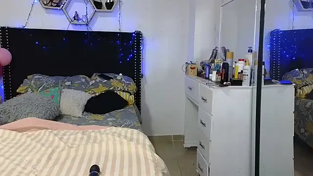 charlotte_077 - Charlotte_077's free webcam - UK Sex Cams