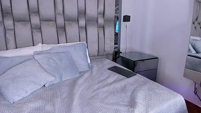 REINA_ADAHARA webcam