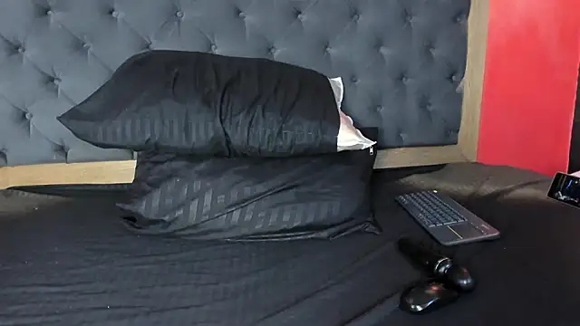 YayaHilton live sex cam