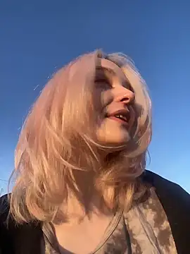 aka_Blonde webcam