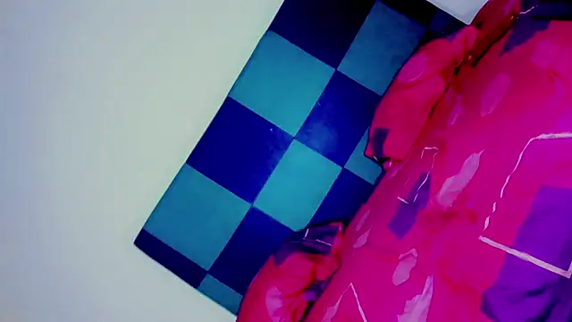 laaura_dolll - Laaura_dolll's free webcam