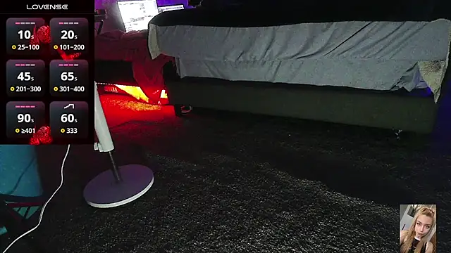 Blondiewithanass webcam