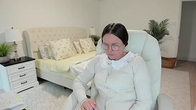 vika73 (F mature) - type - ​menu ​and ​private ​active