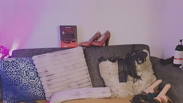 Laura_hotmilf webcam