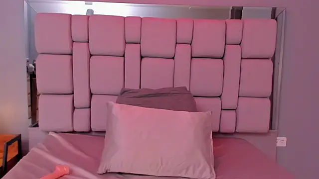 Lucy_bigboobss webcam