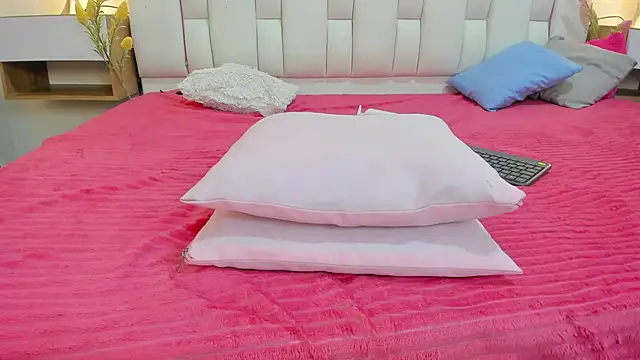 mask_red_girl webcam