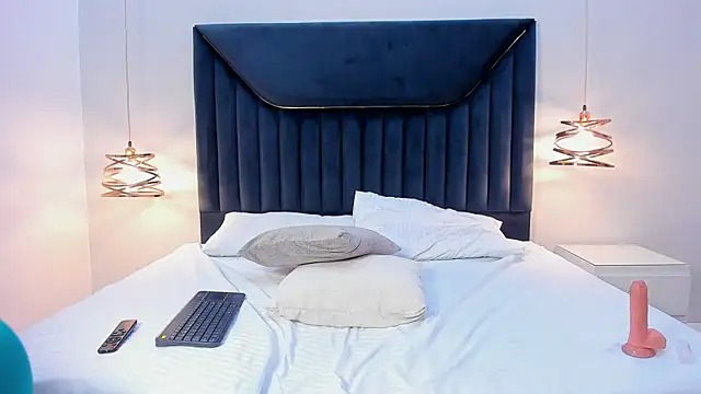 ElaraMoonveil webcam