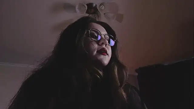 Laura_Karamazov webcam