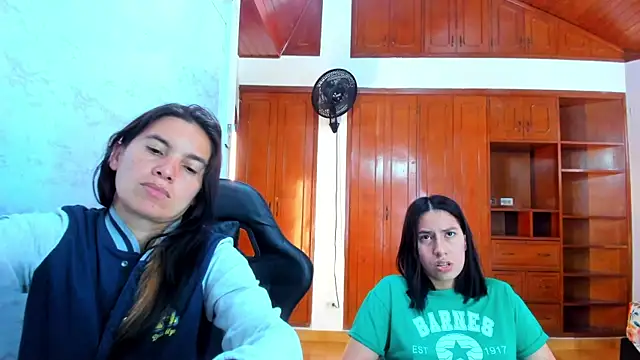 Emily_and_Soffy webcam