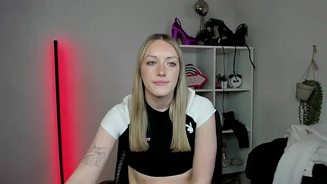 EvelynBlond webcam