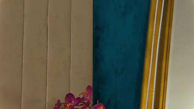 BrunetteBombiX webcam