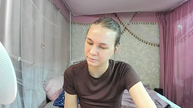 leila_bambi_ (F young) - show feet