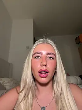 BlondeBetty webcam