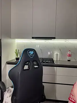 CurlyLara Live Webcam on Stripchat