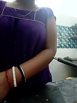 Webcam Model (Hot-Tinaa)  is live.Free join now!