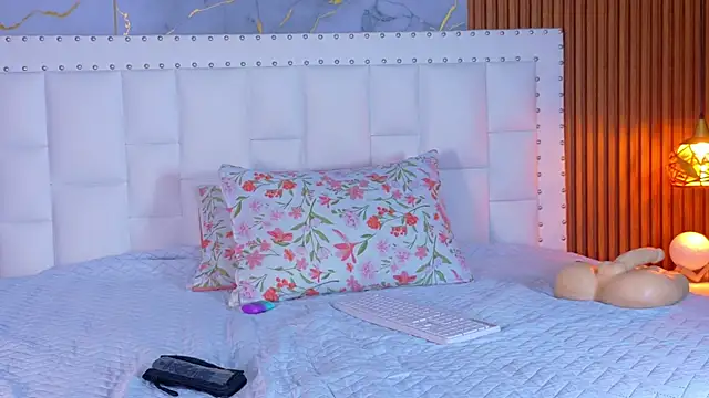 kinkylittlegirll webcam