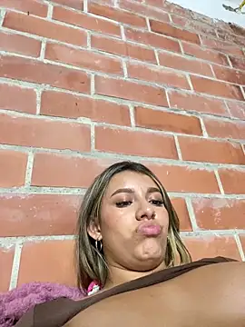 Webcam Model (liahot69)  is live.Free join now!