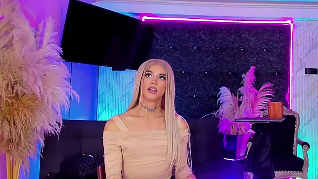 Queens_Wonders_Blonders webcam