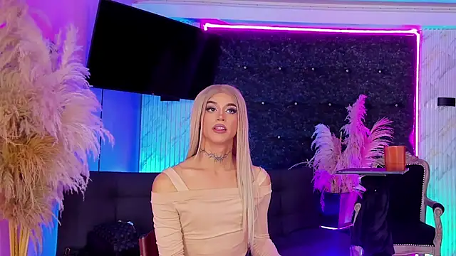 Queens_Wonders_Blonders webcam