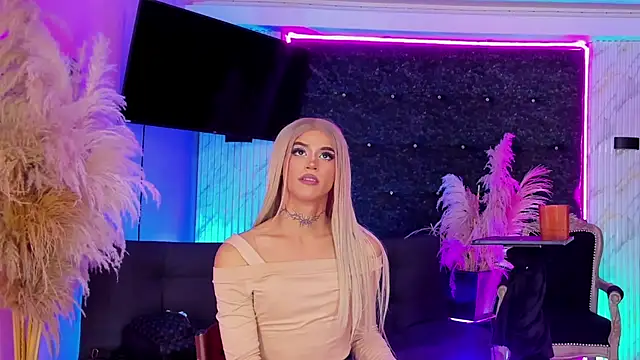 Queens_Wonders_Blonders webcam