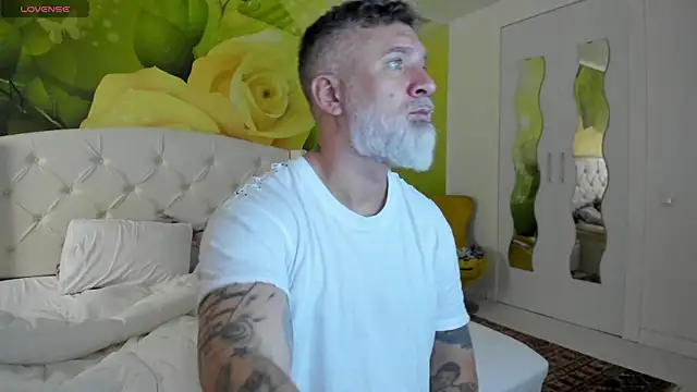 BlowMyXXL live sex cam