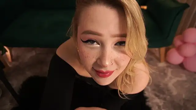 LauraWifeness webcam