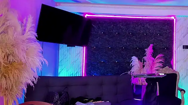 Queens_Wonders_Blonders webcam