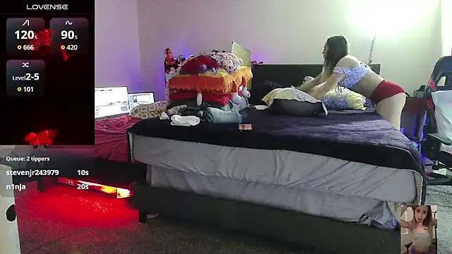 Blondiewithanass webcam