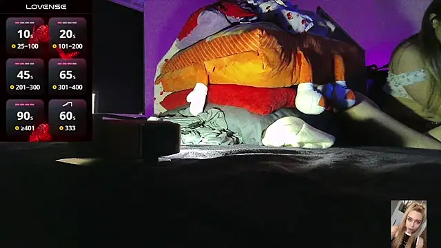 Blondiewithanass webcam