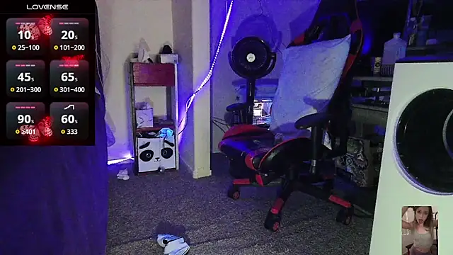 Blondiewithanass webcam