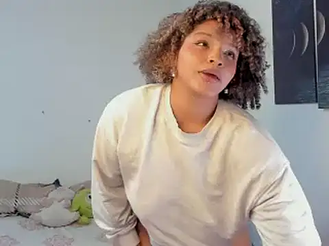 chloe_kisses (F teen) - finger pussy