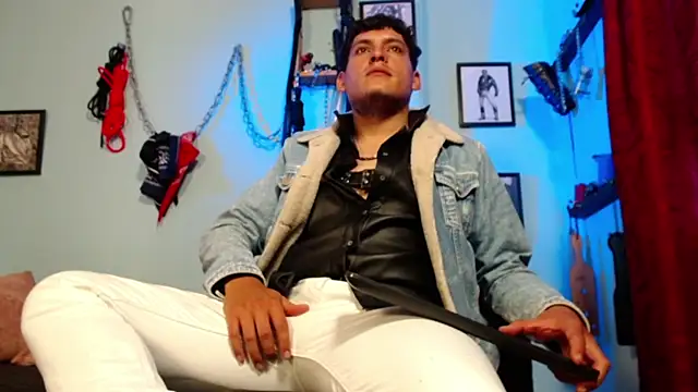 dom2travelersss webcam