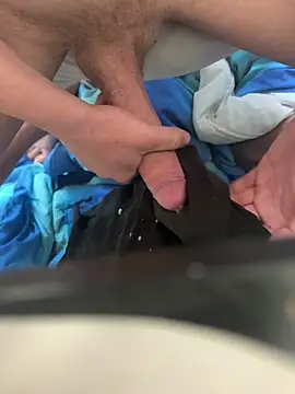 hornyboy18-_-'s live cam