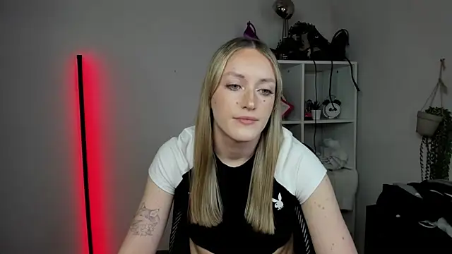 EvelynBlond webcam