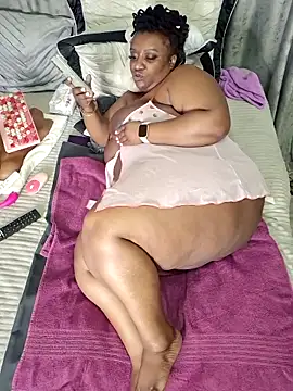 Webcam Model (ThickianaRider) is live