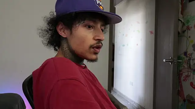 trieone live sex cam