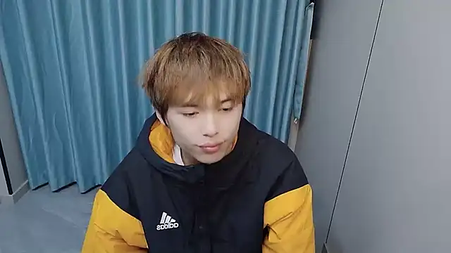 w5206t (M twink) - 脱一件裤子