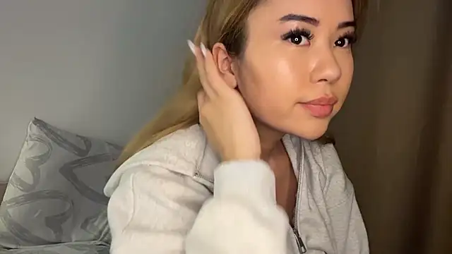 Ur_neighbor_Kira webcam