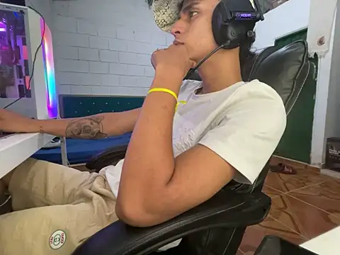 Max_TheHorseDick live sex cam