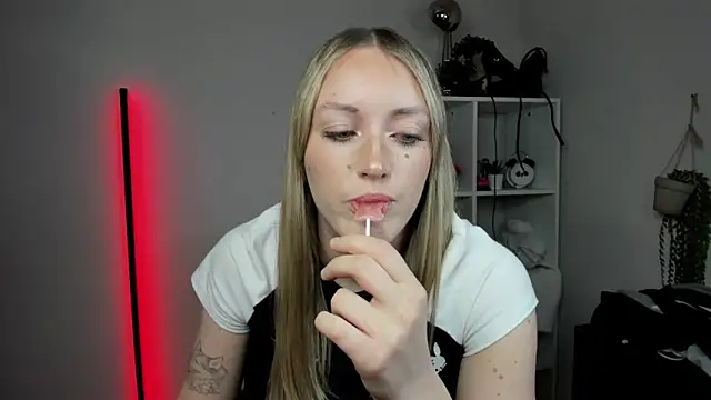 EvelynBlond webcam