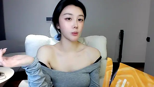美女MedeLineayr在线直播